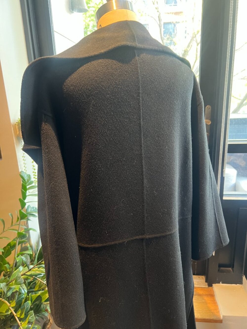 TOTEME Signature Wool Cashmere Coat Black | Classic Oversized Coat - Picture 4 of 10